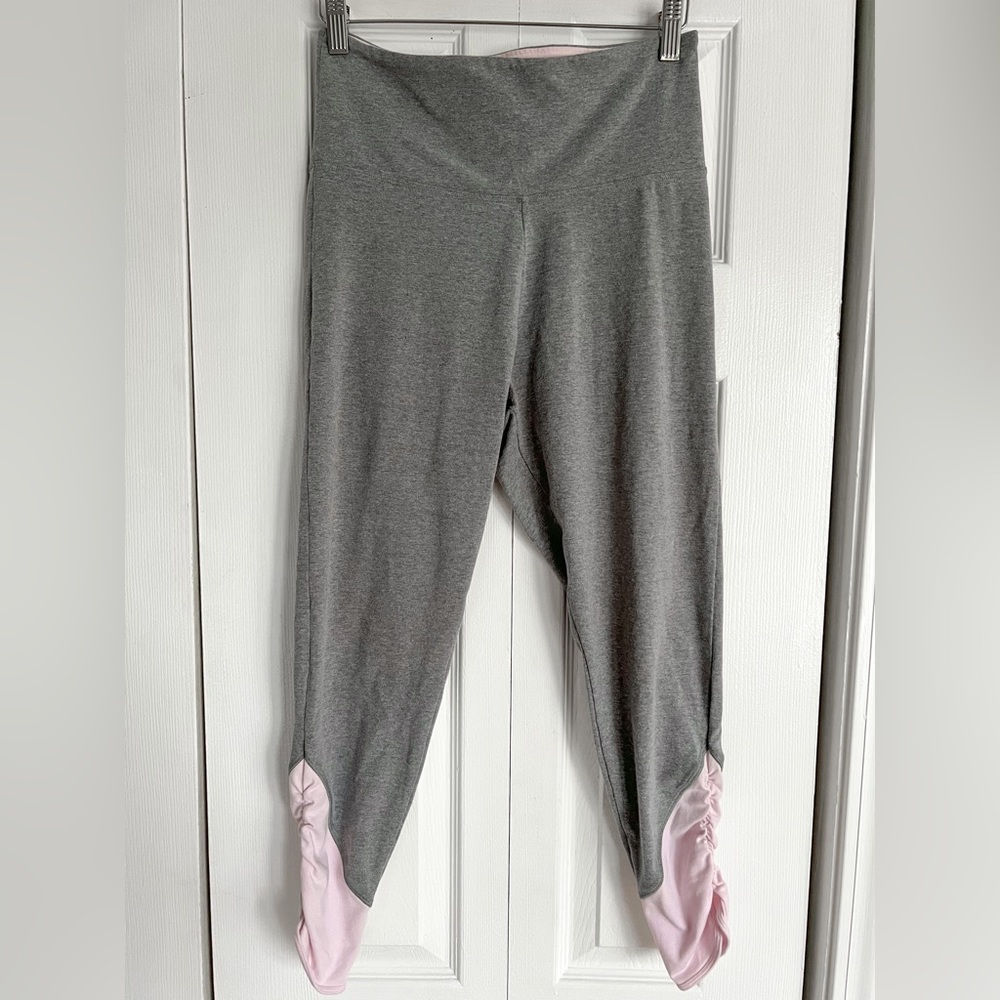 PINK Cropped Leggings in Gray